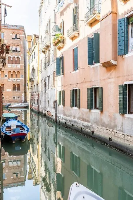 Dream'S Door With Canal View In Venedig Italien